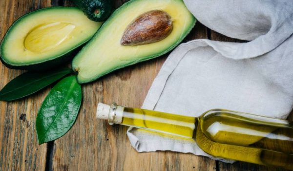 فواید استفاده از روغن آووکادو برای مو