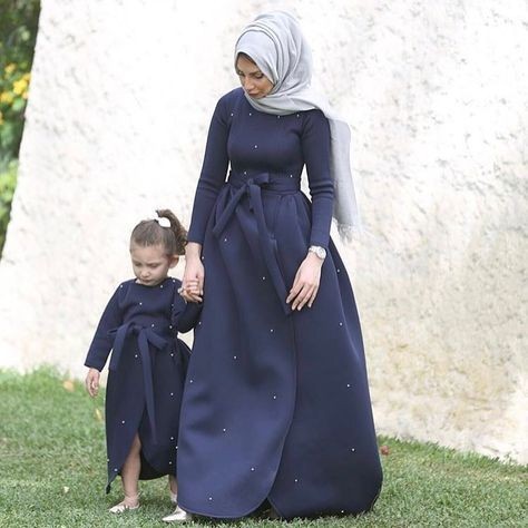 مدل لباس مادر و دختر سورمه ای خالدار باحجاب