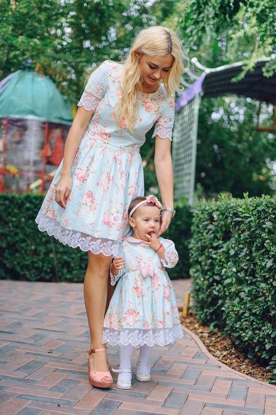 مدل لباس مادر و دختر آبی گلدار با تزیین گیپور