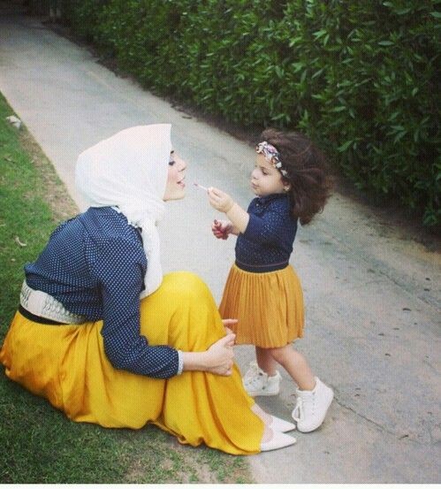 مدل لباس مادر و دختر پیراهن سورمه ای خالدار و دامن زرد