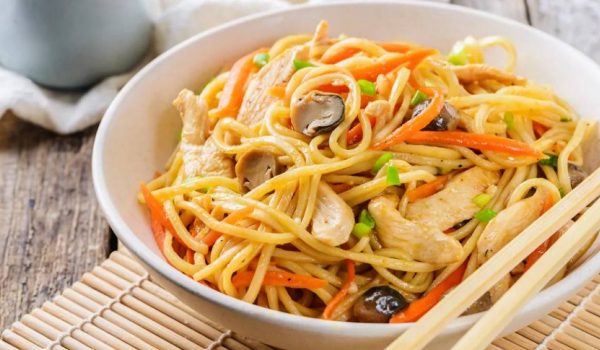 طرز تهیه نودل مرغ (چیکن لو مین غذای چینی با نودل)