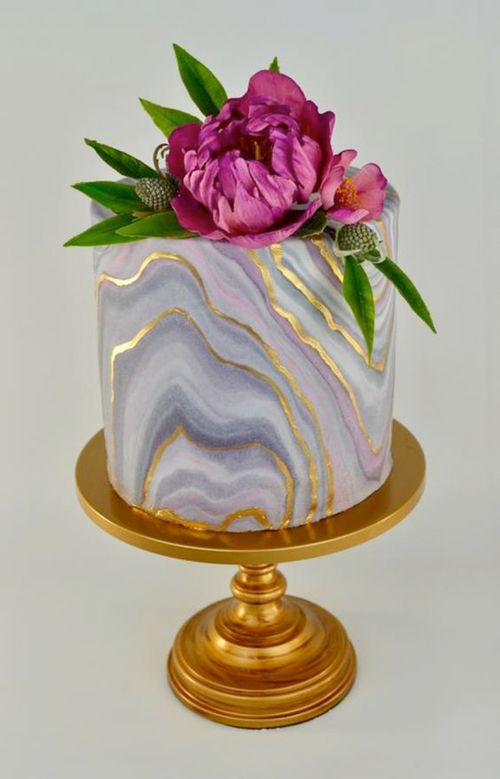 تزیین کیک با خمیر فوندانت، پودر طلایی خوراکی و گل