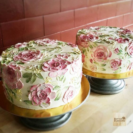 تزیین کیک با خامه قنادی به شکل گل رز صورتی و گل زرد کوچک