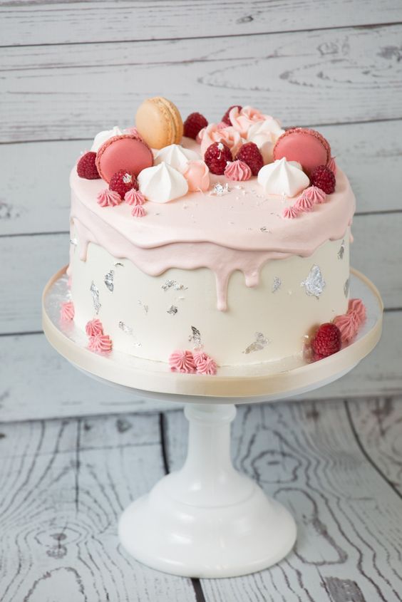 تزیین کیک با شیرینی و خامه قنادی صورتی