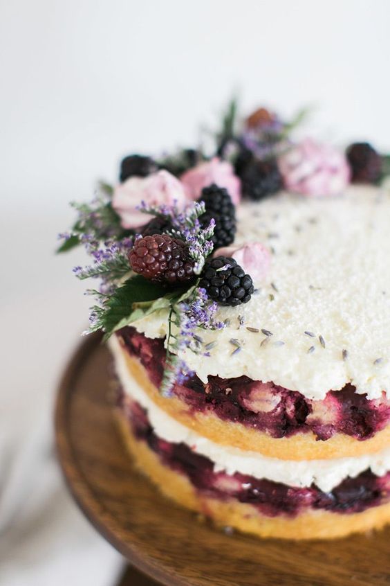 تزیین کیک با توت سیاه و گل های وحشی