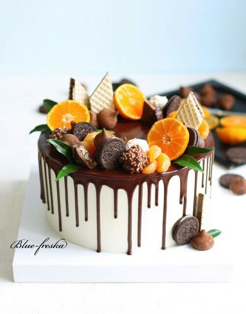 تزیین کیک با شکلات و میوه های زمستانی